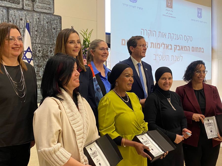 تكريم ثلاث شخصيات عربية في مقر رئاسة الدولة